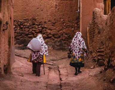 Abyaneh locals روستای ابیانه؛ خانه‌های خشتی با دیوارهای سرخ رنگ