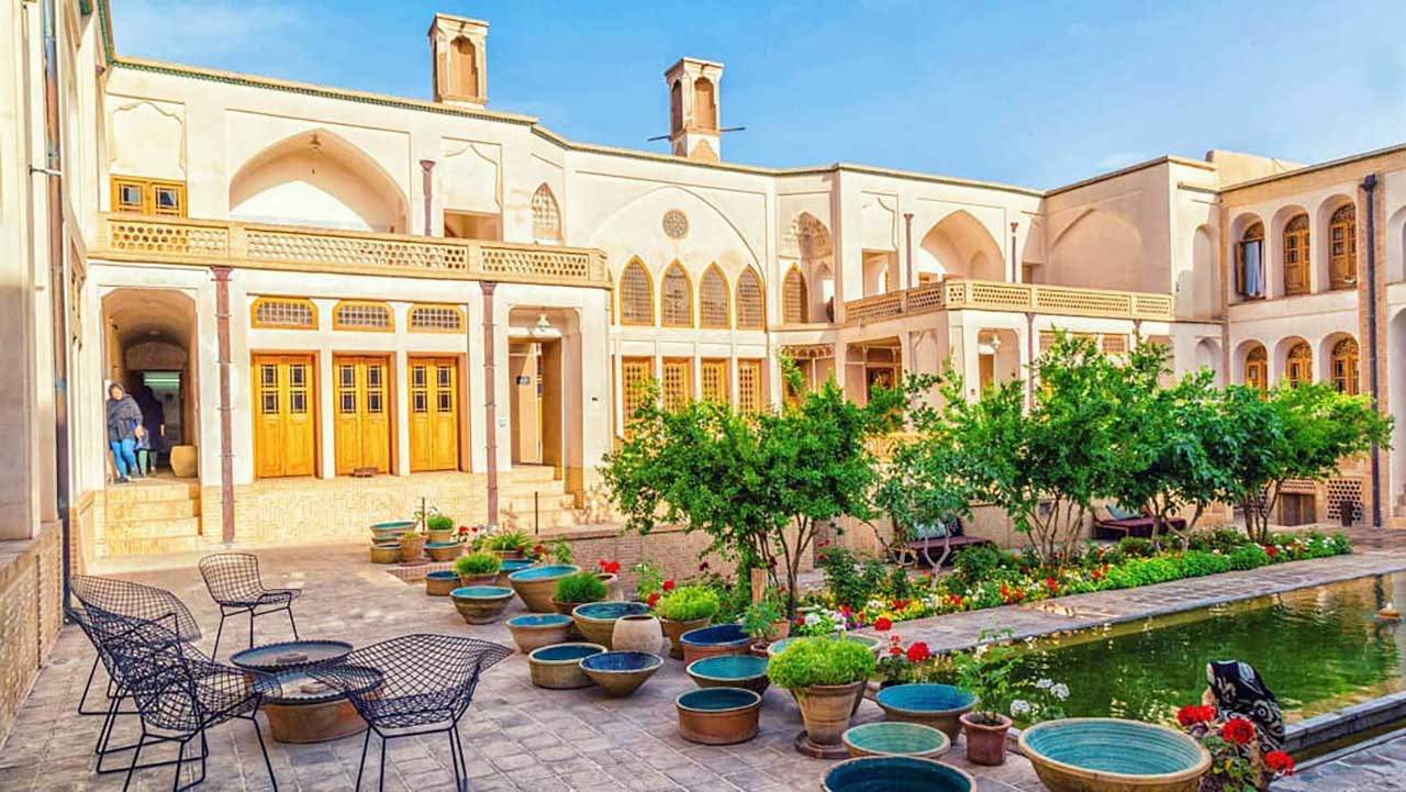 کاشان،اصیل همچون فرش ایرانی؛ با اجاره اقامتگاه بوم گردی در کاشان معماری اصیل ایرانی را تجربه کنید.